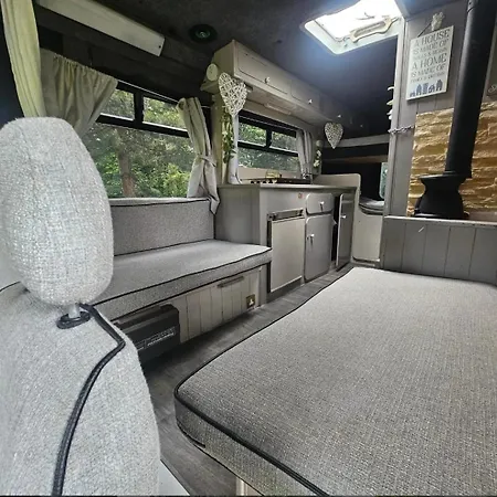 Retro Camper Hire , Rv , Drive Around Ireland, Insurance Included * דבלין